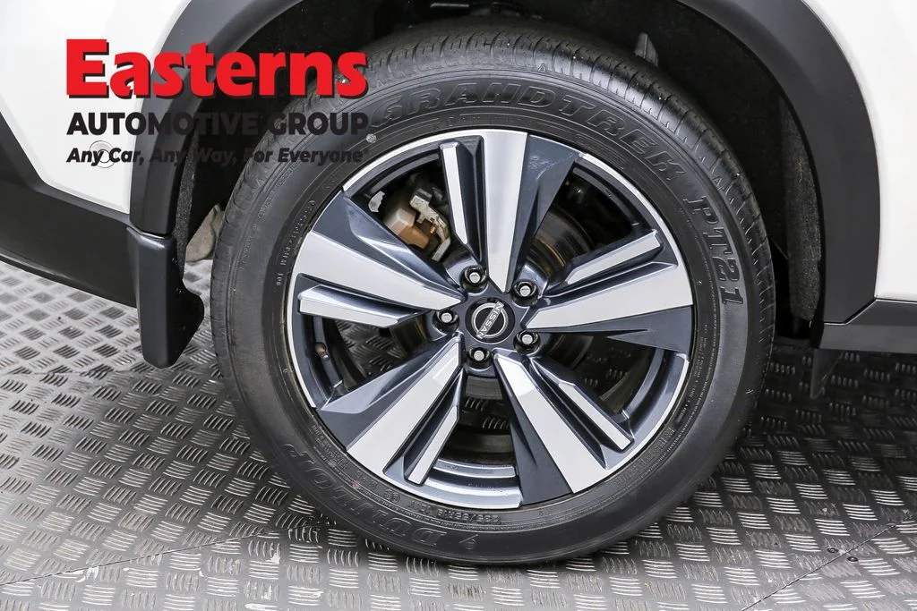 Used 2023 White Nissan SL image 33