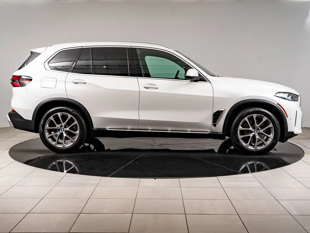 Used 2024 Mineral White Metallic BMW xDrive40i image 11