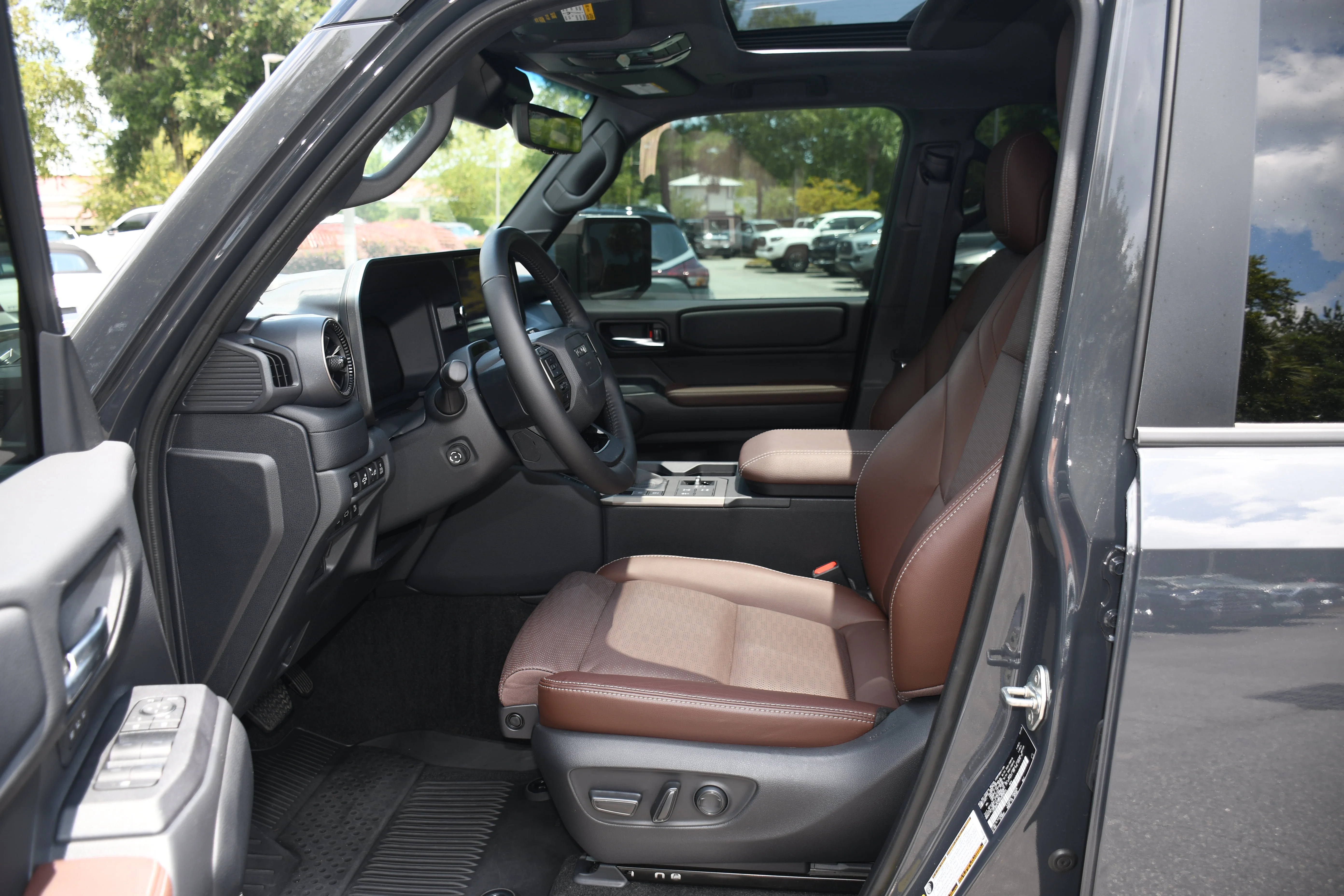 Certified Used 2025  Toyota  image 8