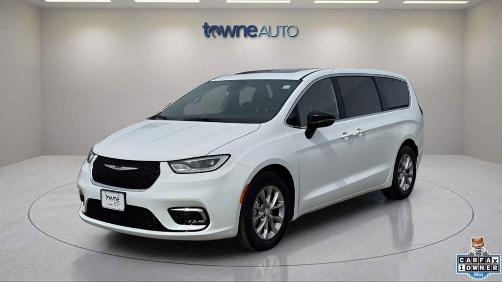 2026 Chrysler Pacifica Limited's photo