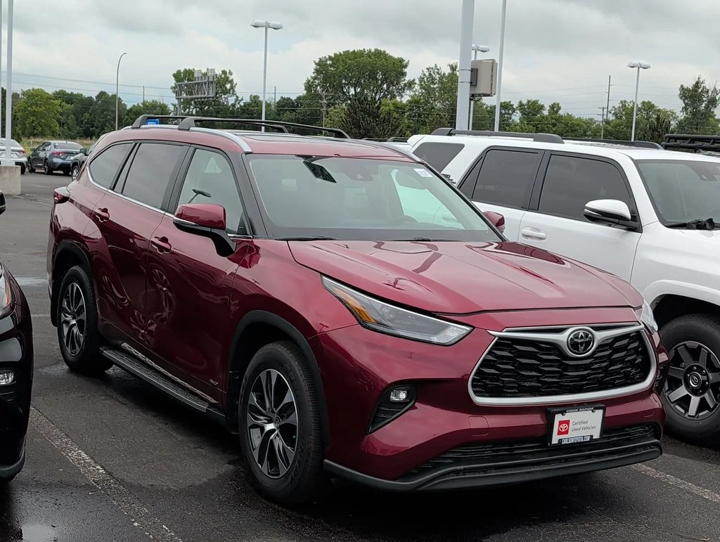 Used 2025 Toyota Highlander XLE with VIN 5TDKBRCH1SS664770 for sale in Minneapolis, Minnesota