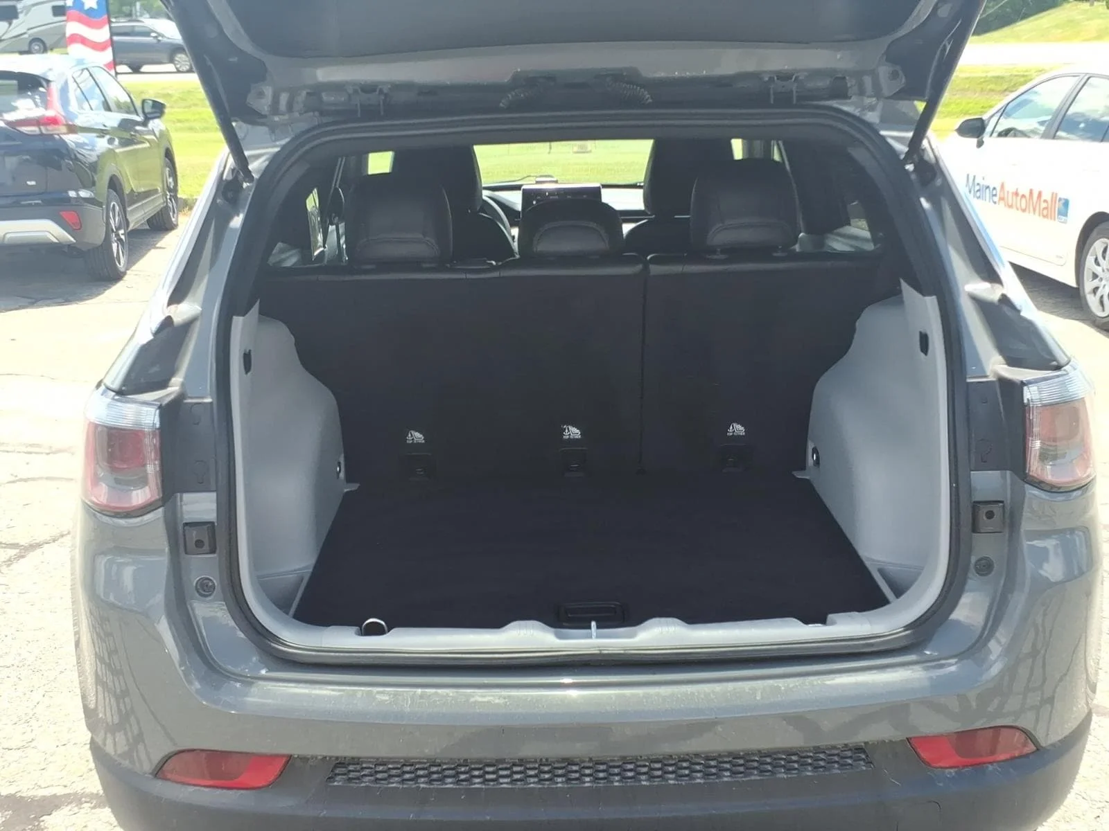 Used 2024 Gray Clearcoat Jeep Latitude image 13
