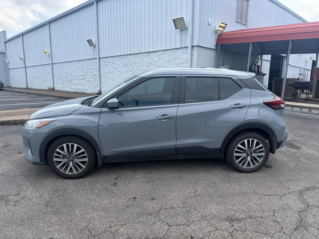 Used 2024 Boulder Gray Pearl Nissan SV image 3