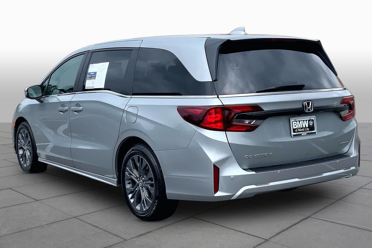 Used 2025 Solar Silver Metallic Honda Touring image 11