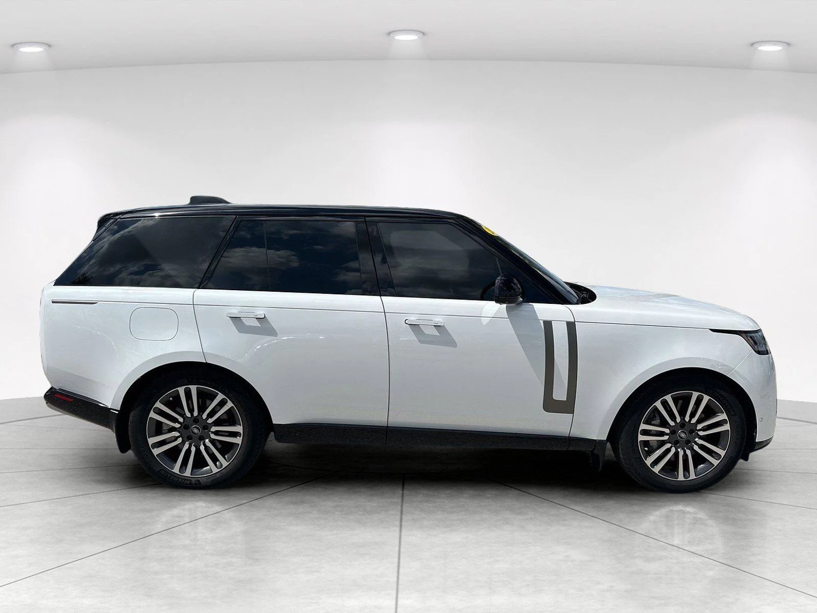 Used 2023  Land Rover SE image 3