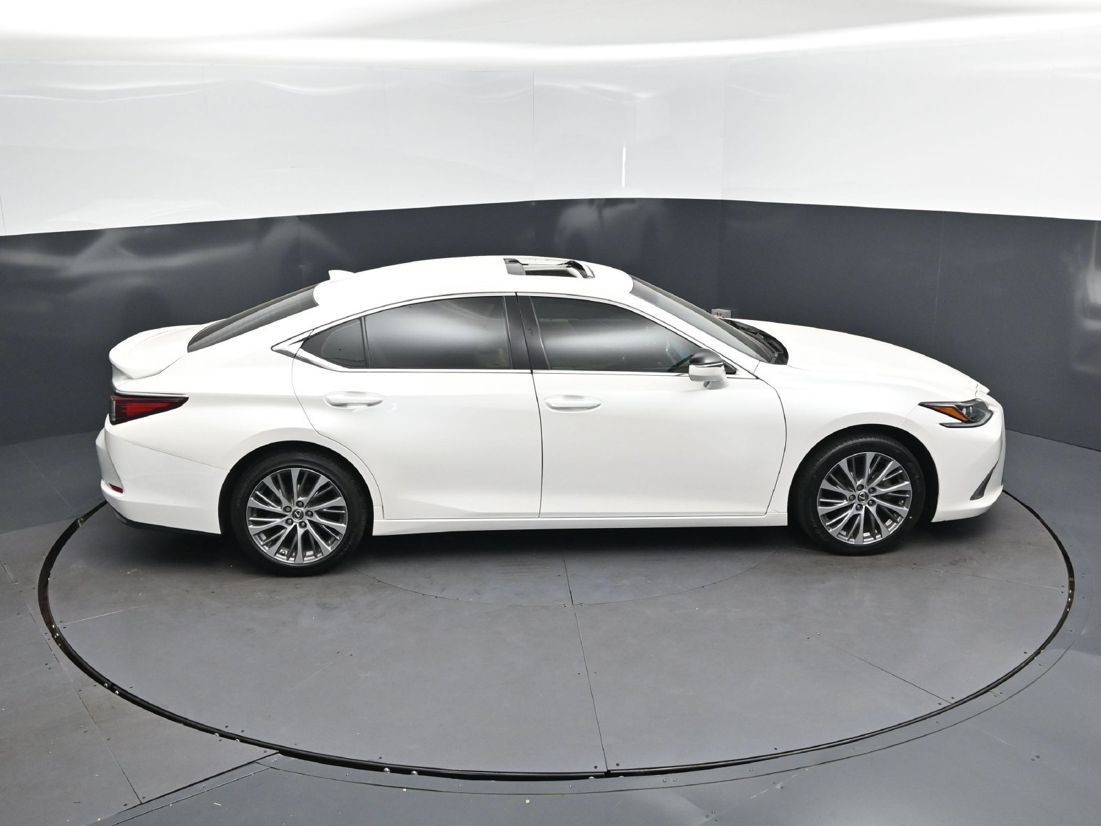 2021 Lexus ES 350 - Photo 35