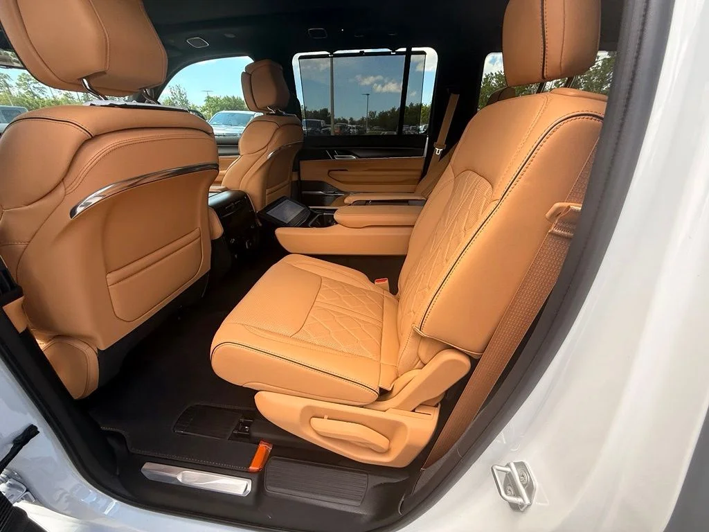 New 2026 Bright White Clear-Coat Exterior Paint Jeep Summit Reserve image 25