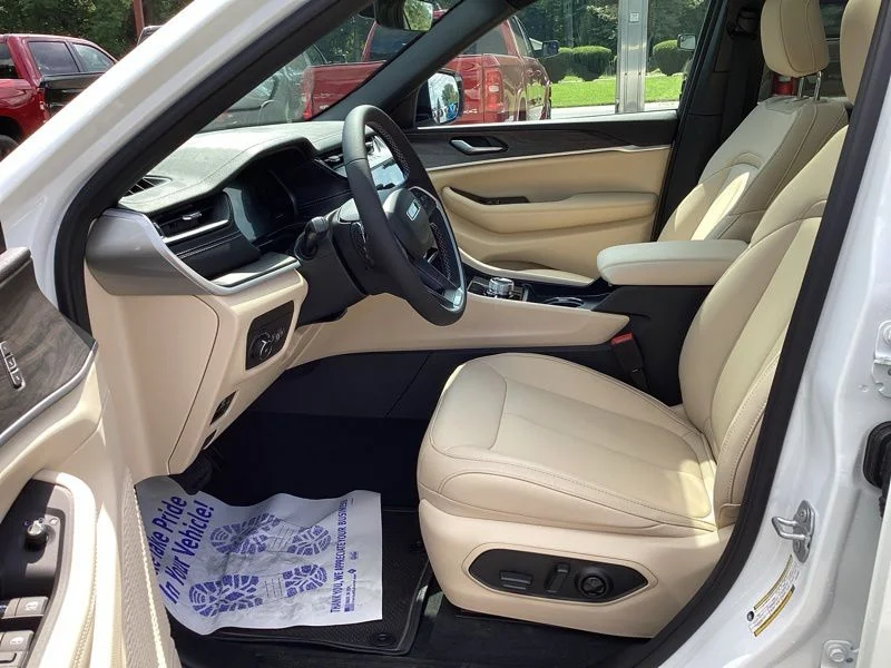 New 2026 Bright White Clear-Coat Exterior Paint Jeep Limited image 28