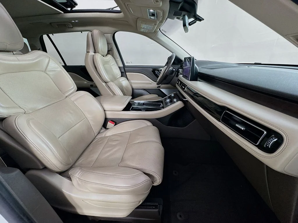 Used 2020 White Metallic Lincoln Grand Touring image 39