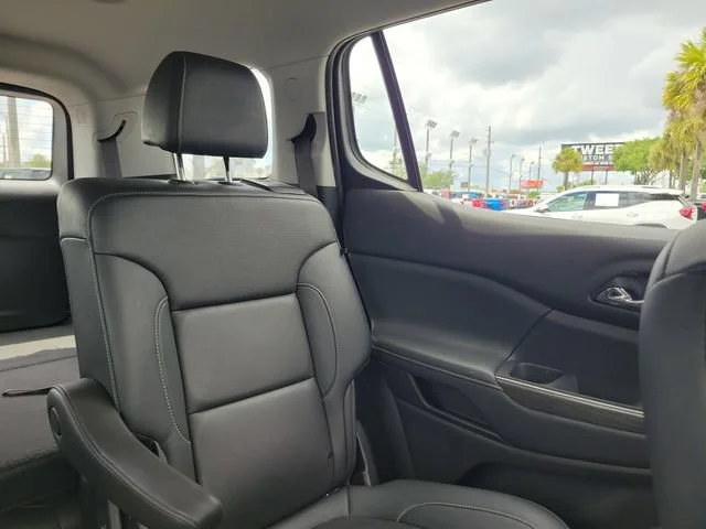 2023 GMC Acadia SLT - Photo 17