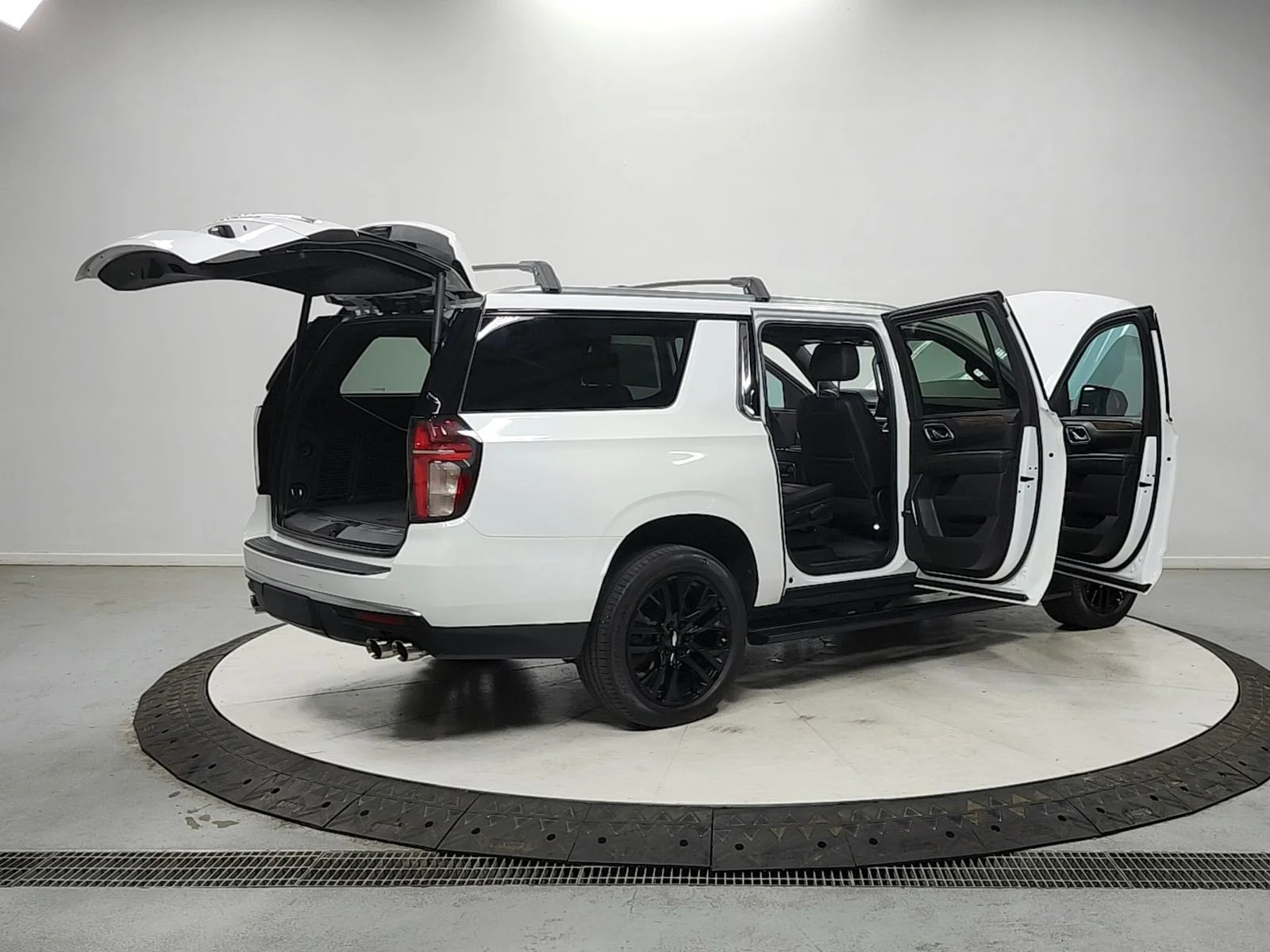 Used 2021 White Chevrolet High Country image 15