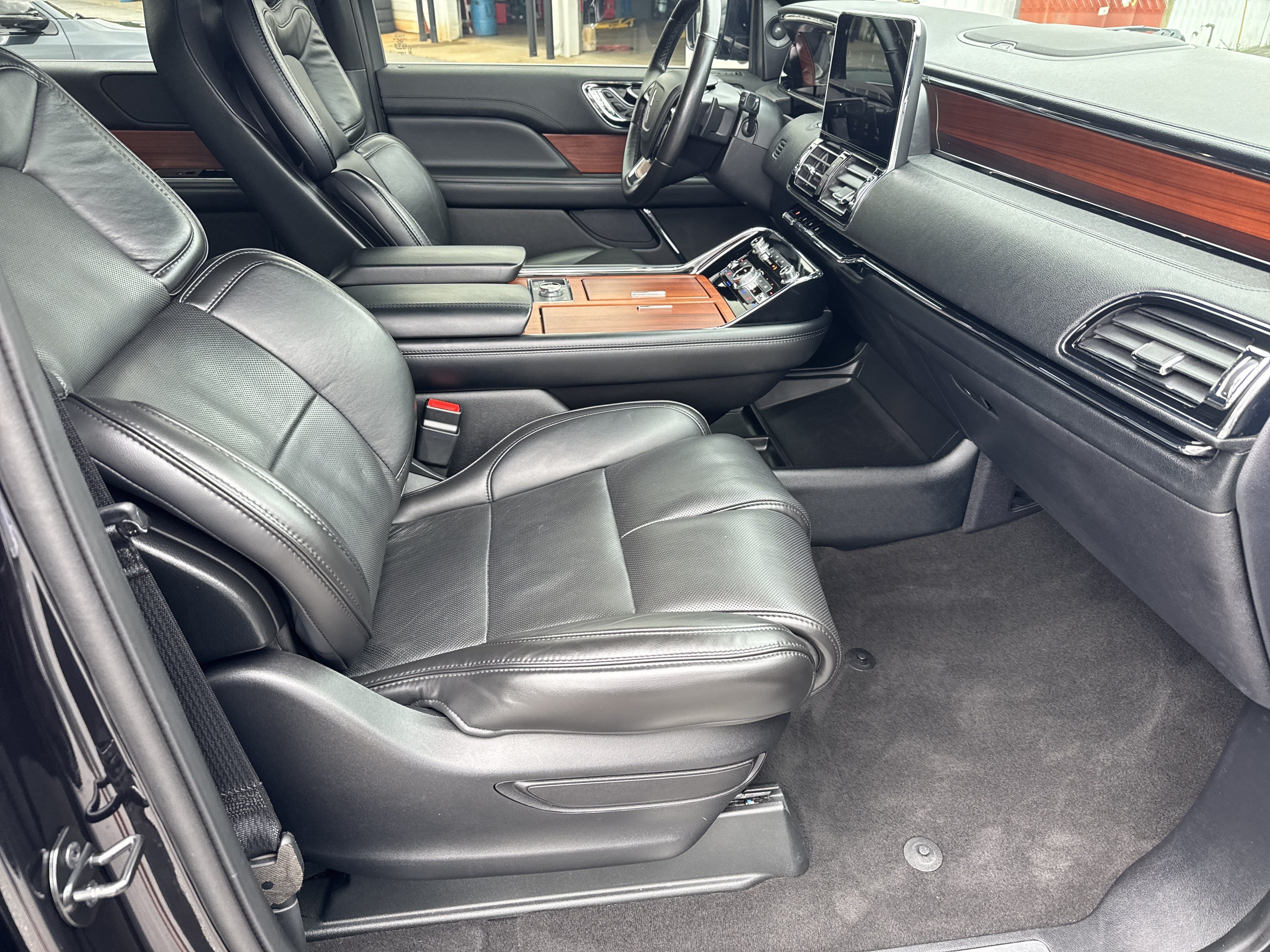 Used 2019 Infinite Black Metallic Lincoln Select image 16