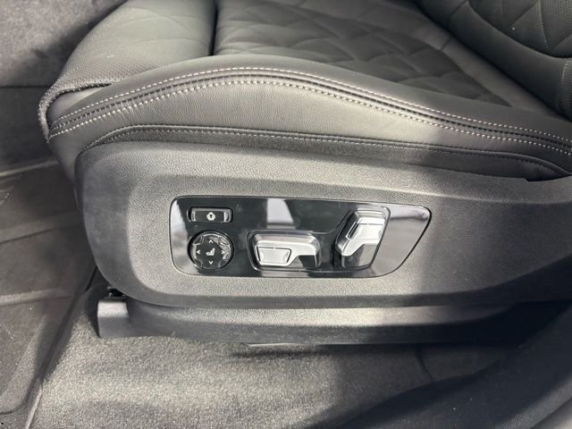 New 2026 White BMW xDrive40i image 17