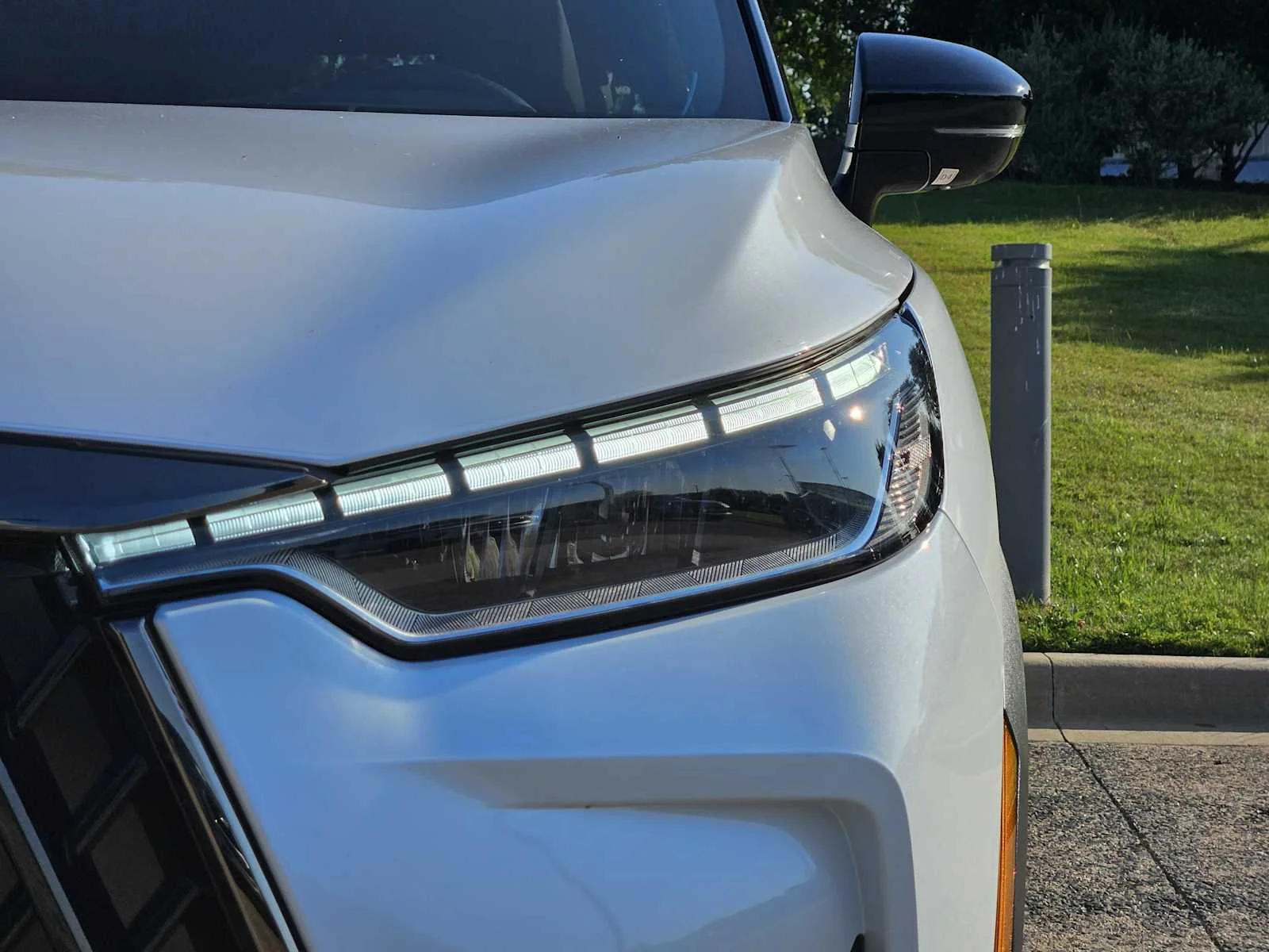 New 2027 2T RAD WHT INFINITI Sport AWD image 6