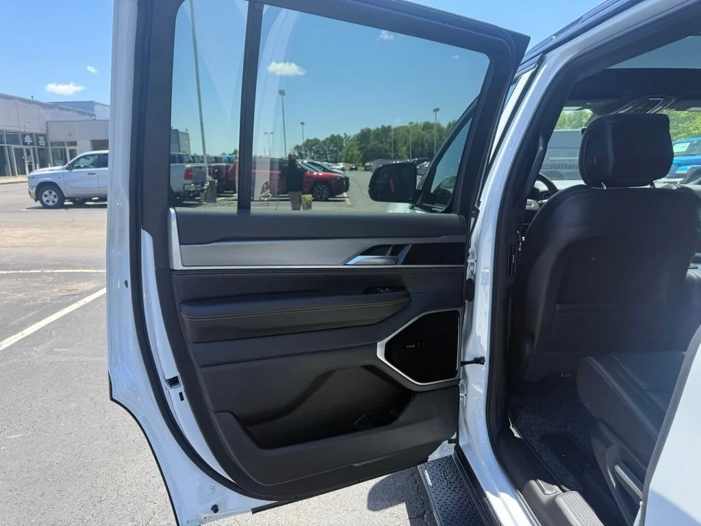 New 2026 Bright White Clear-Coat Exterior Paint Jeep  image 35