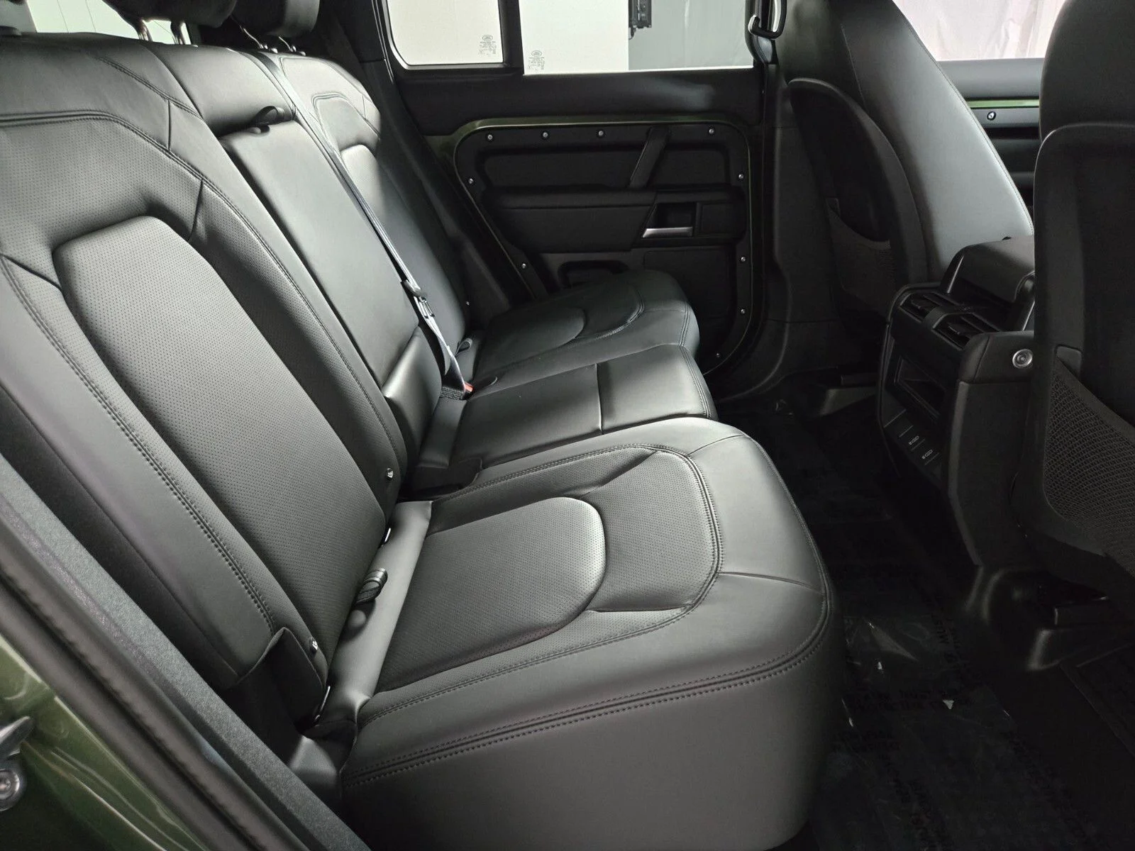 New 2026 Woolstone Green Land Rover X-Dynamic SE image 18