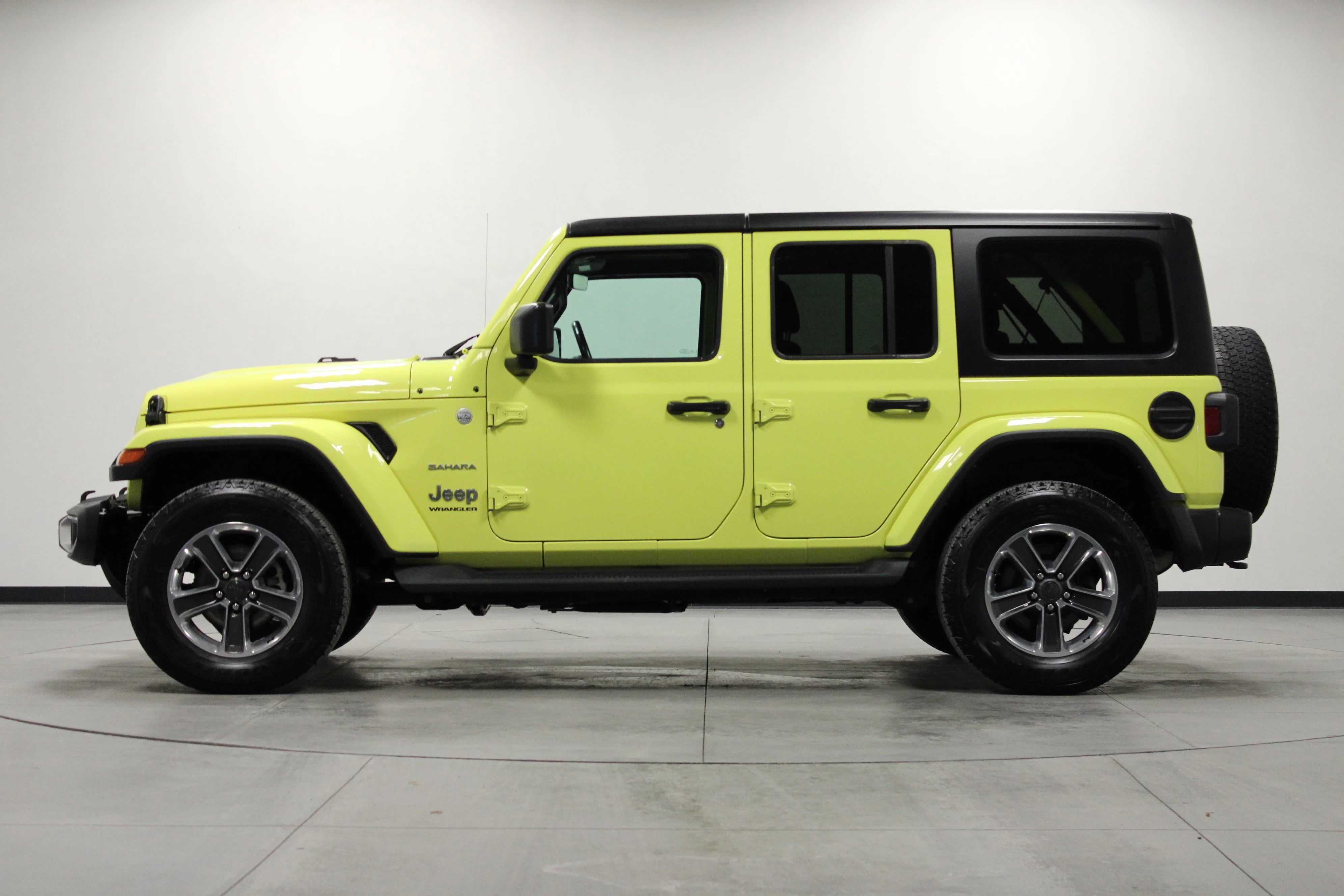 Used 2023 High Velocity Clearcoat Jeep Sahara image 7