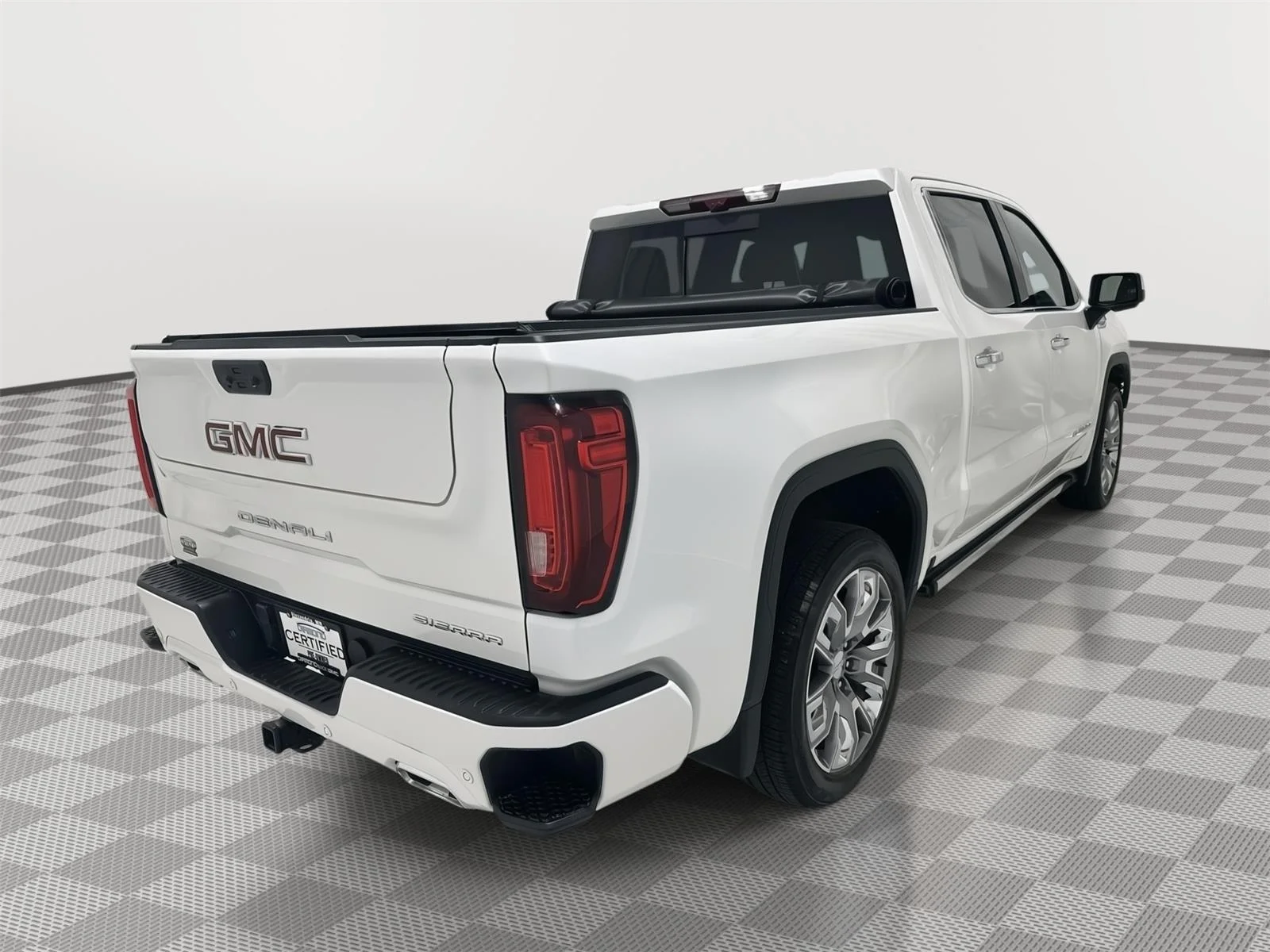 Used 2024 White Frost Tricoat GMC Denali image 5