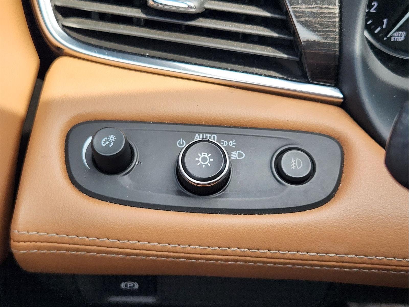 Used 2018 Summit White Buick Essence image 21