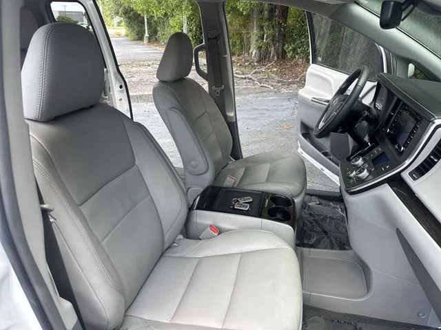 Used 2018 White Toyota XLE image 10
