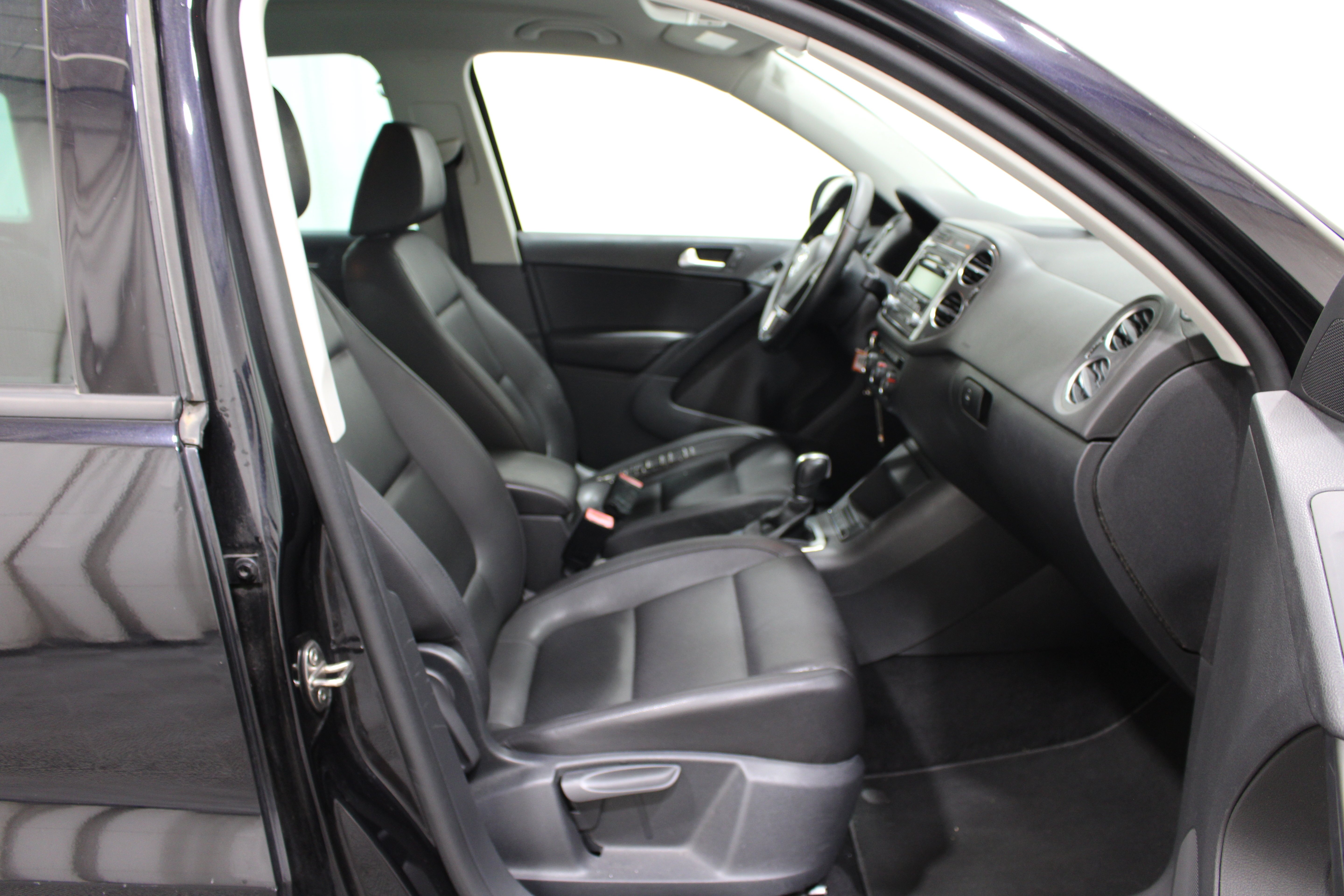 Used 2014 Deep Black Pearl Volkswagen SE image 20