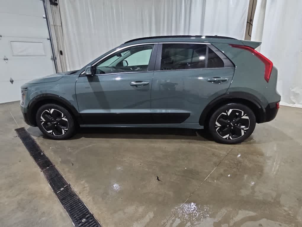 Used 2023 Cityscape Green Kia Wave image 4