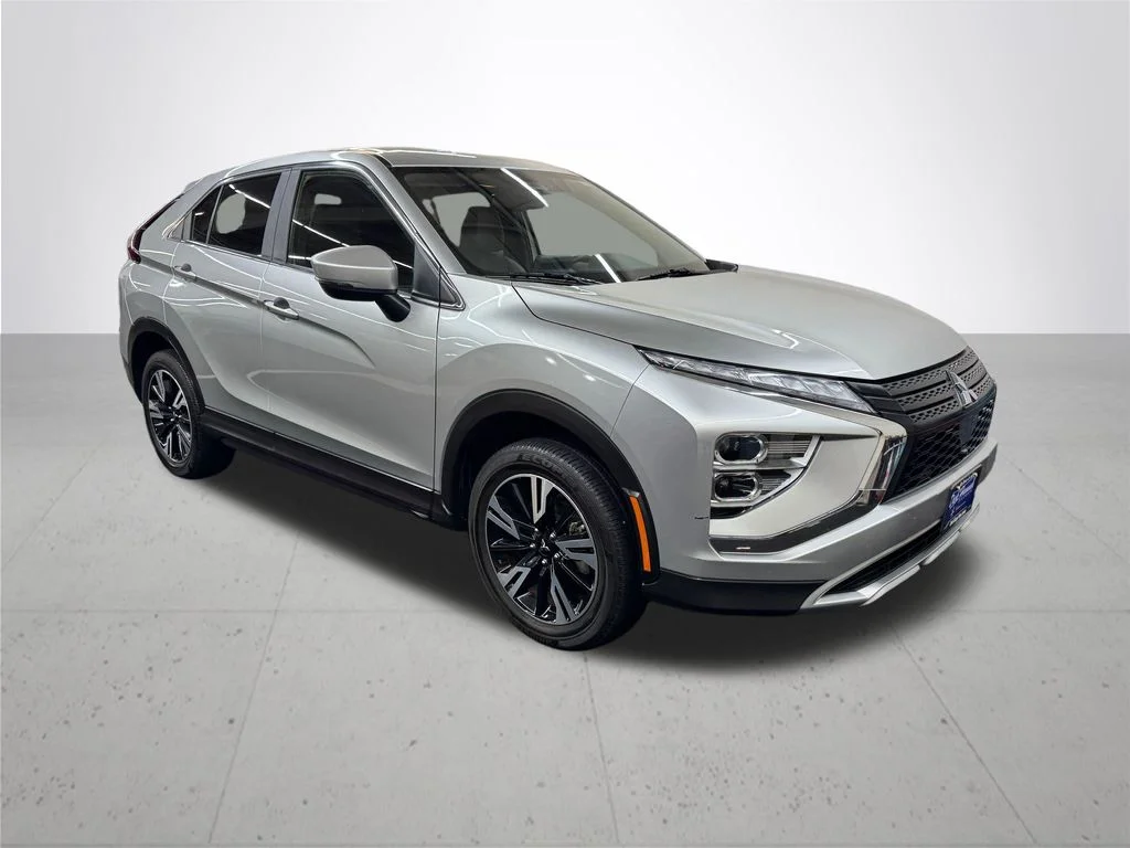 Used 2025 Silver Mitsubishi SE image 9