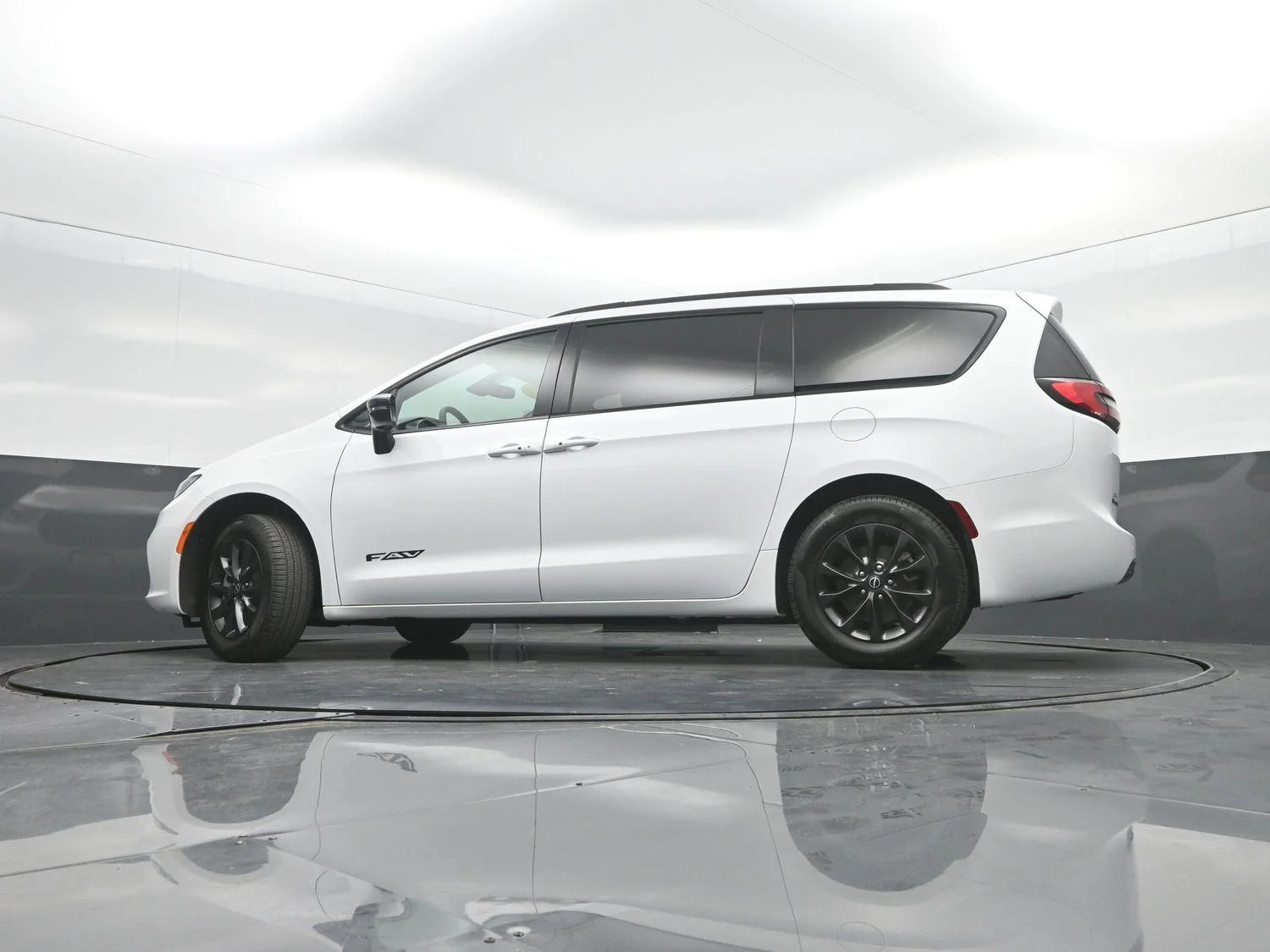 New 2026 Bright White Clear-Coat Exterior Paint Chrysler Select image 34