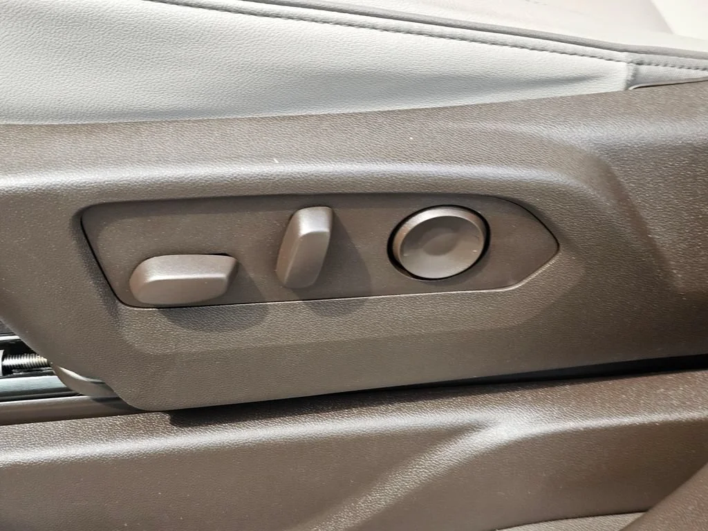 Used 2025 Downpour Metallic GMC Elevation image 25
