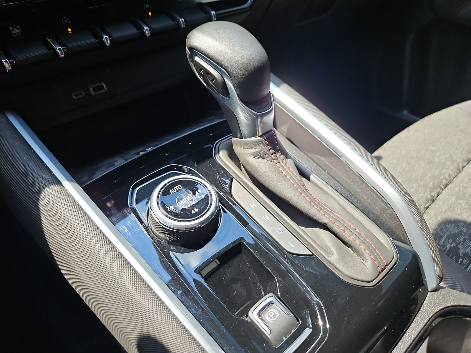 Used 2025 Gray Chevrolet Z71 image 27