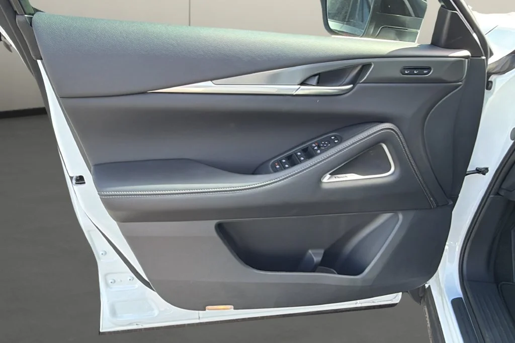 New 2027 RADIANT WHITE INFINITI Luxe FWD image 13