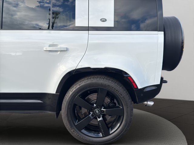 Used 2023 White Land Rover V8 image 26