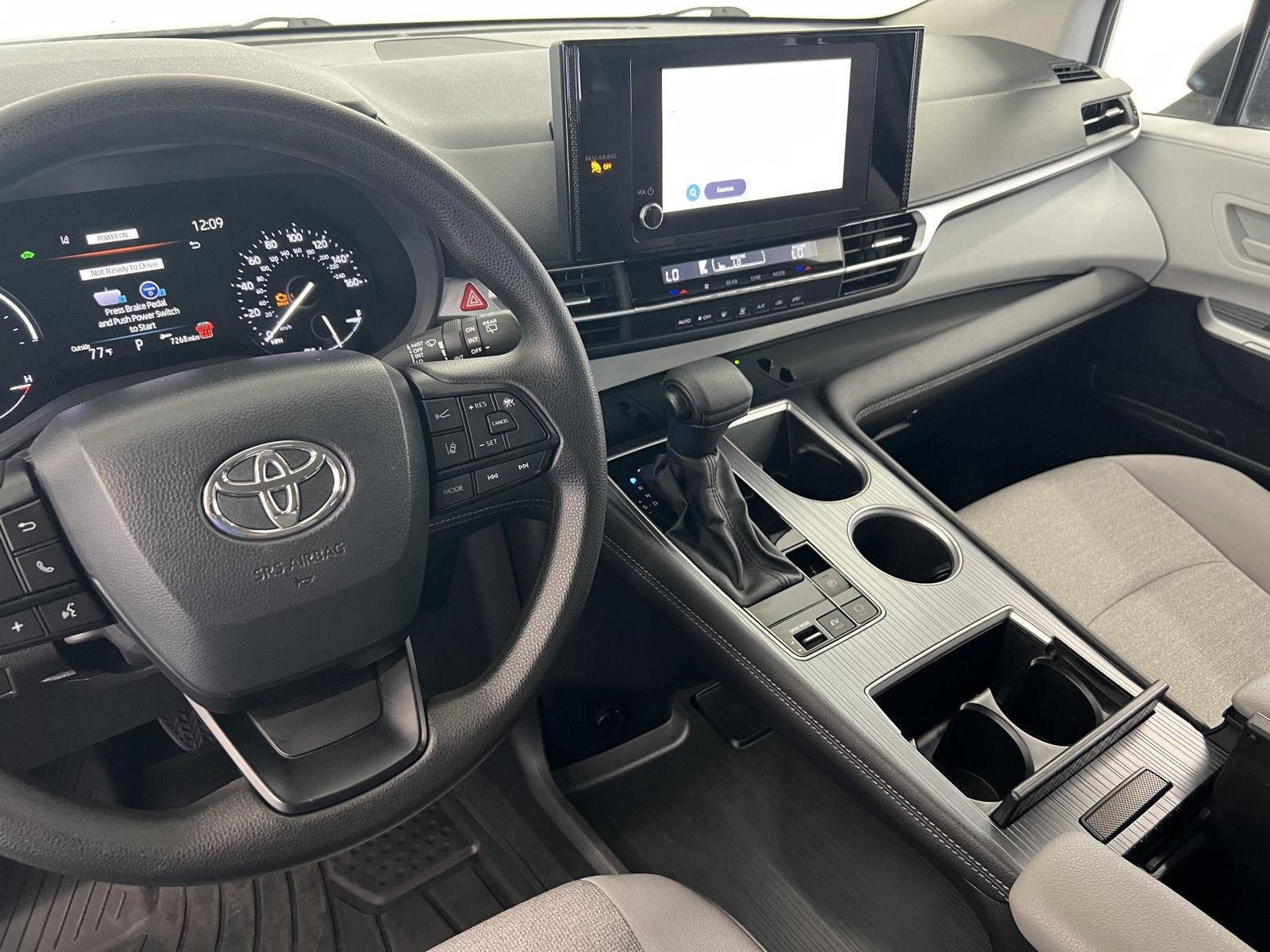 2025 Toyota Sienna LE - Photo 20