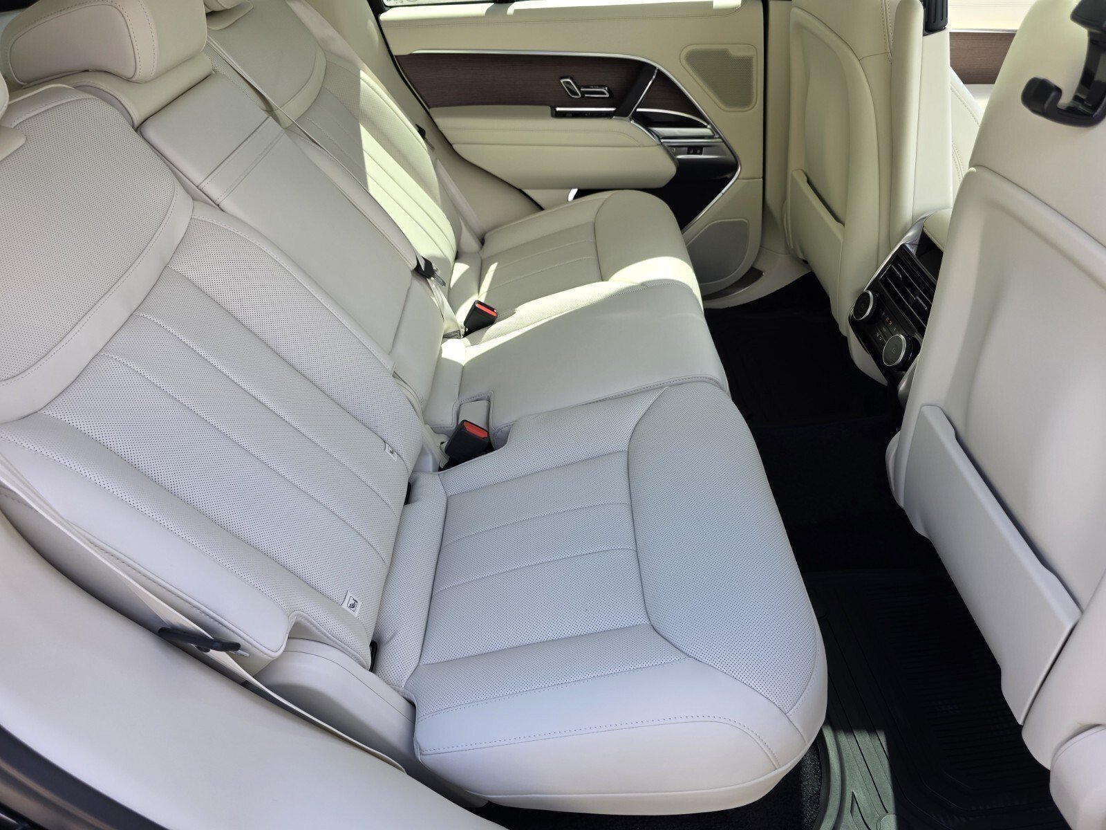New 2026 Santorini Black Land Rover P400 SE image 5