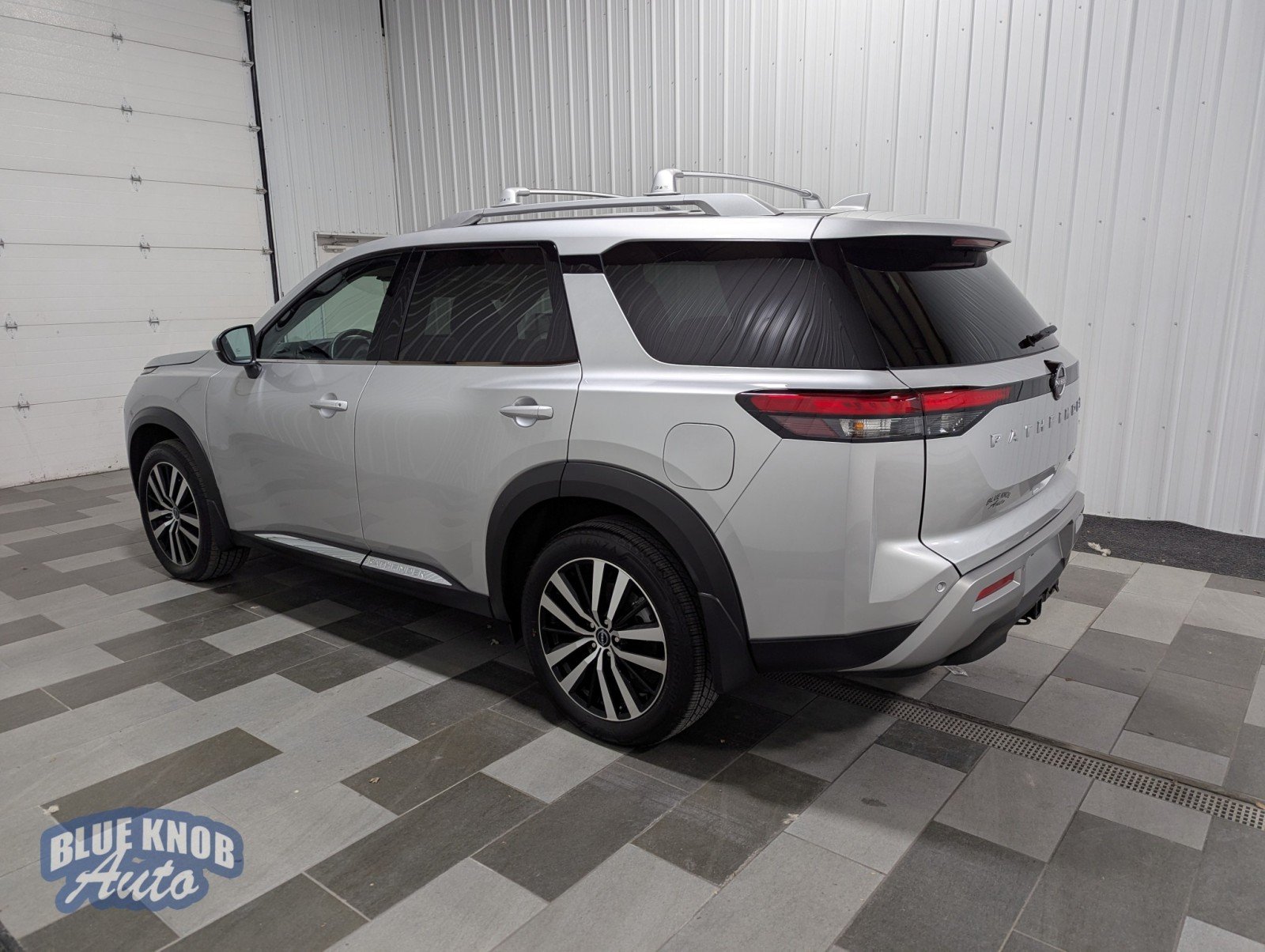 2024 Nissan Pathfinder Platinum photo 2