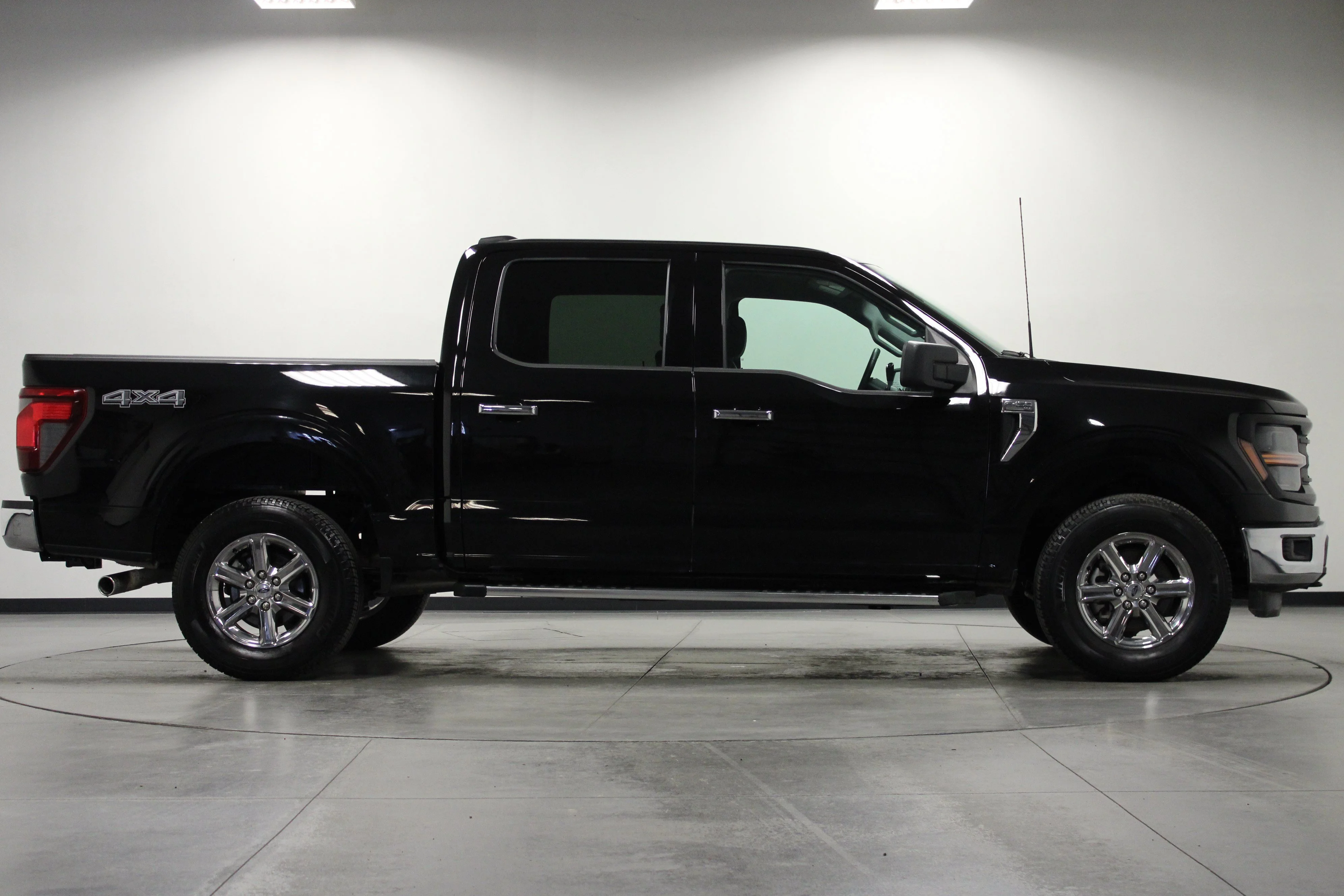 Used 2025 Agate Black Metallic Ford XLT image 3