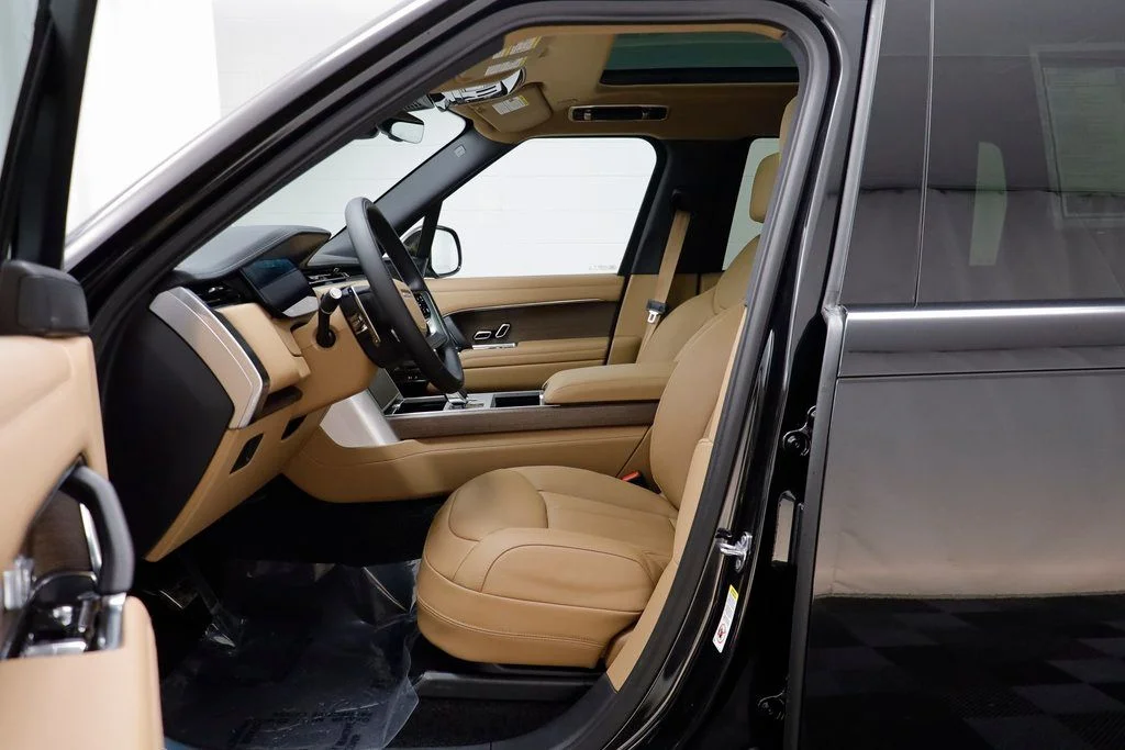 New 2026 Black Land Rover SE image 6