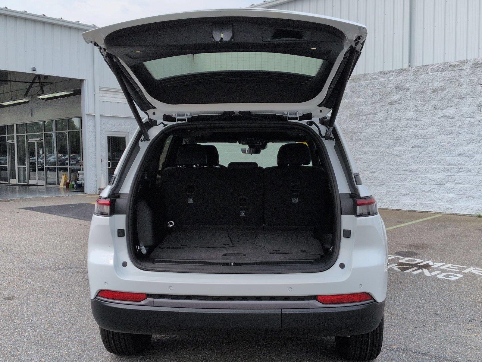 New 2026 Bright White Clear-Coat Exterior Paint Jeep Laredo Altitude image 35