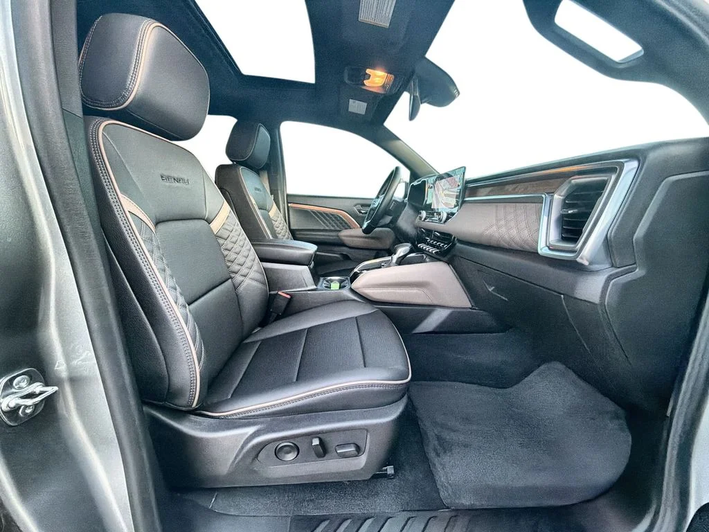 Used 2025 Silver GMC Denali image 29
