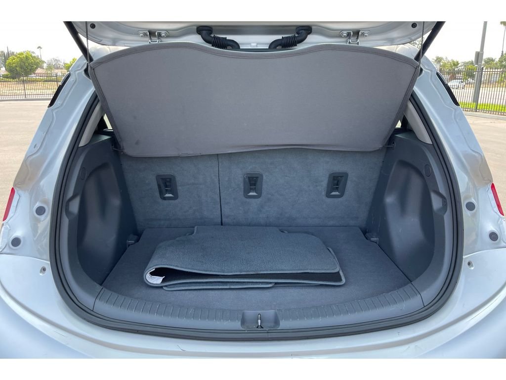 Used 2017 Silver Ice Metallic Chevrolet Premier image 17