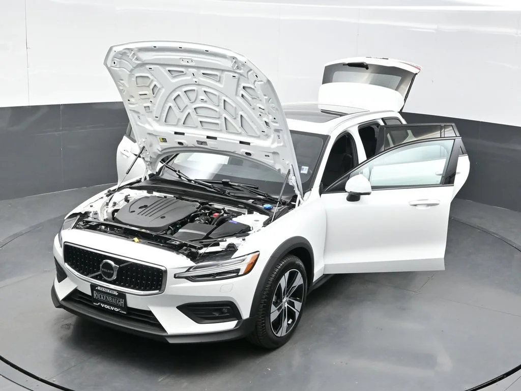 Certified Used 2026 Crystal White Volvo Plus image 37