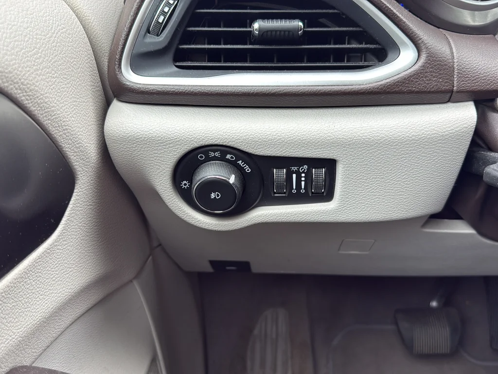 Used 2017 White Chrysler Touring L image 28