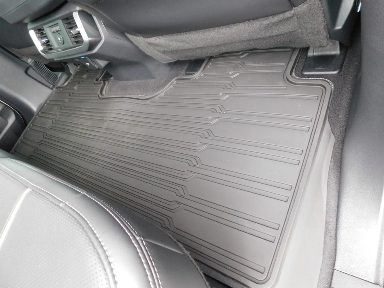 New 2026 Star White Metallic Tri-Coat Ford Platinum® image 14