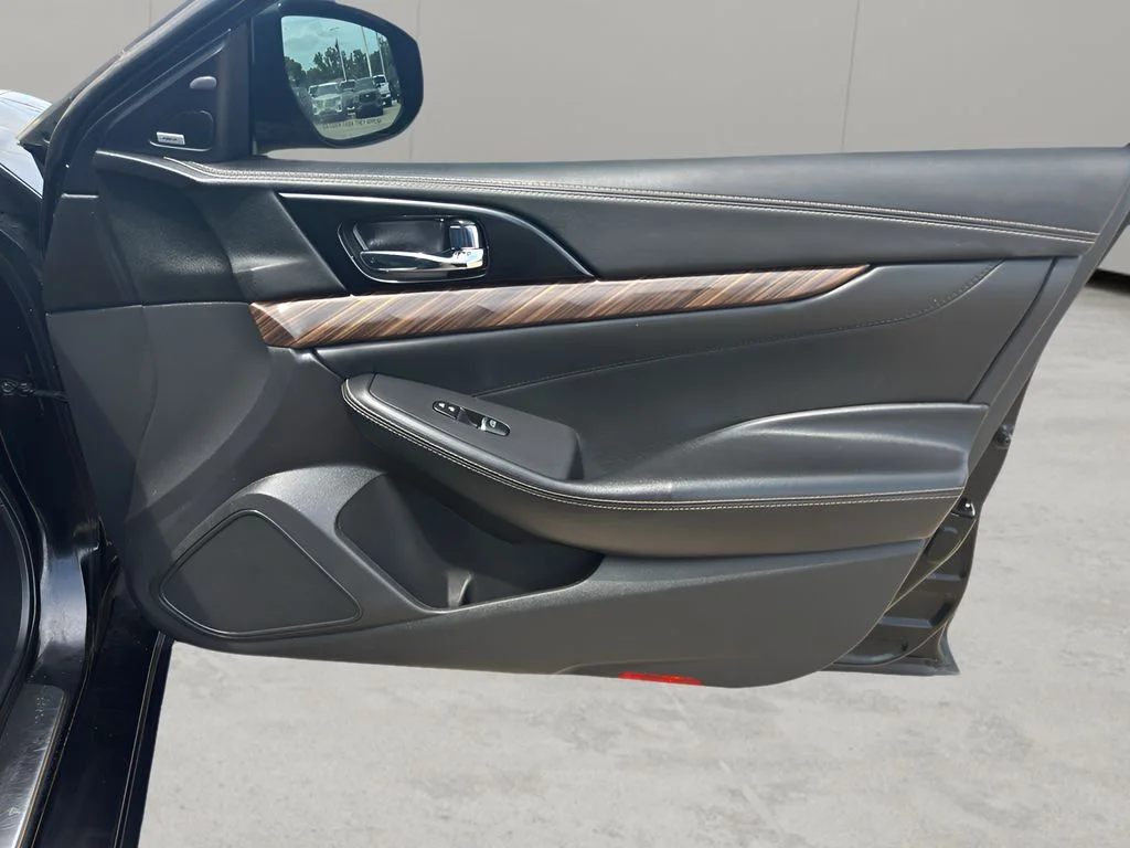 Used 2017 Super Black Nissan Platinum image 23