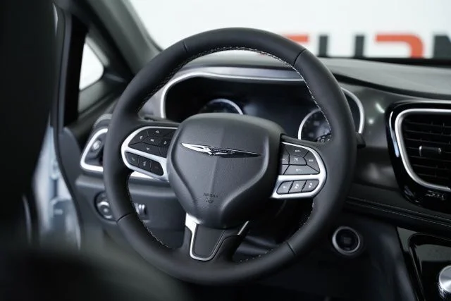 2025 Chrysler Pacifica Select - Photo 6