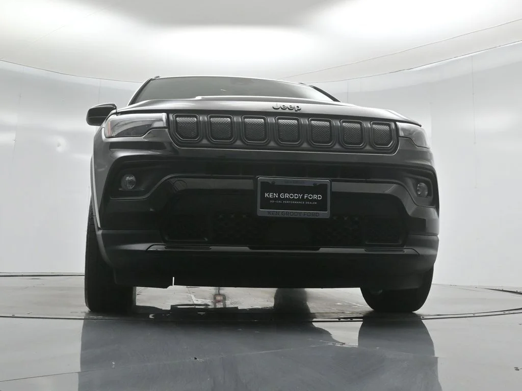 Used 2022 Black Jeep Altitude image 41