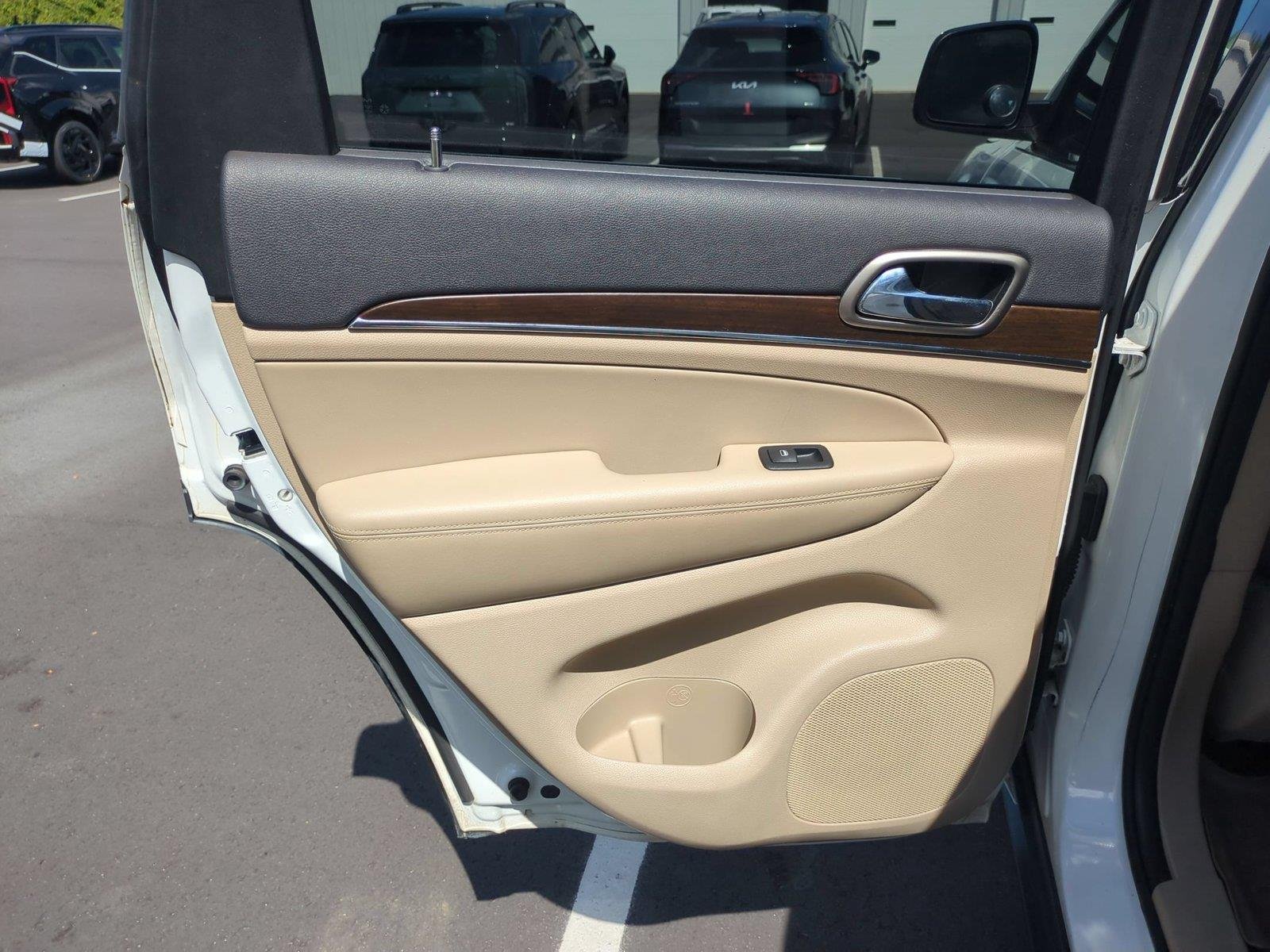 Used 2015 Bright White Clearcoat Jeep Limited image 31