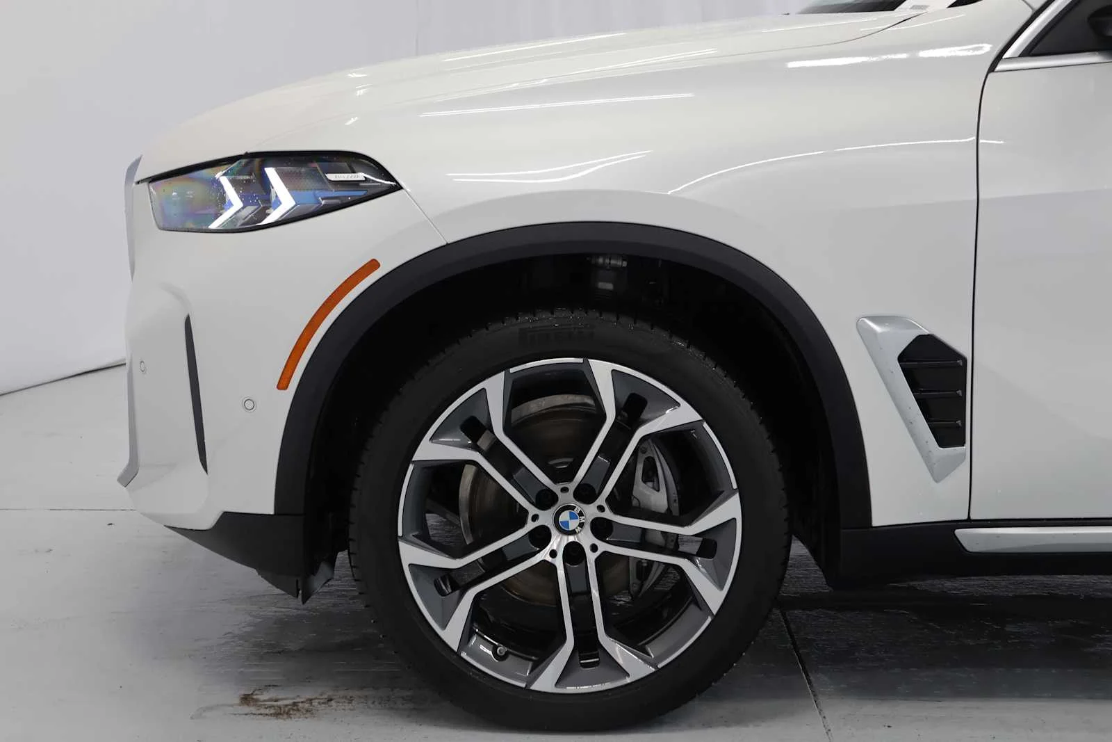 Certified Used 2026 Mineral White Metallic BMW xDrive40i image 8