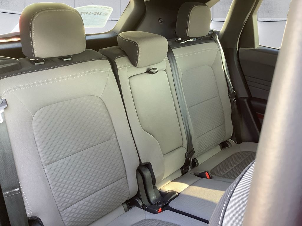 Used 2022 Red Ford SE image 16