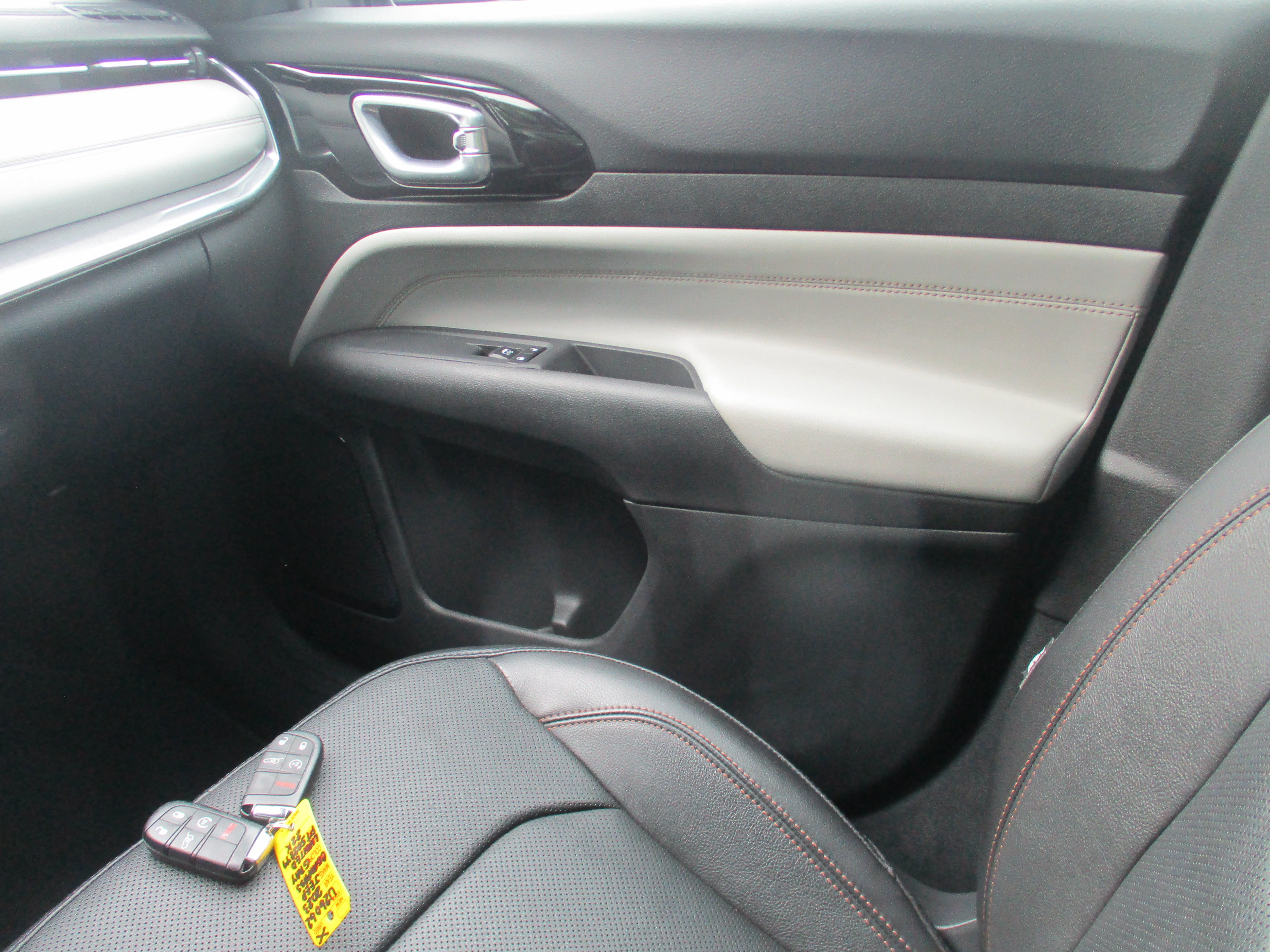 Used 2023 Granite Crystal Metallic Clearcoat Jeep Limited image 19
